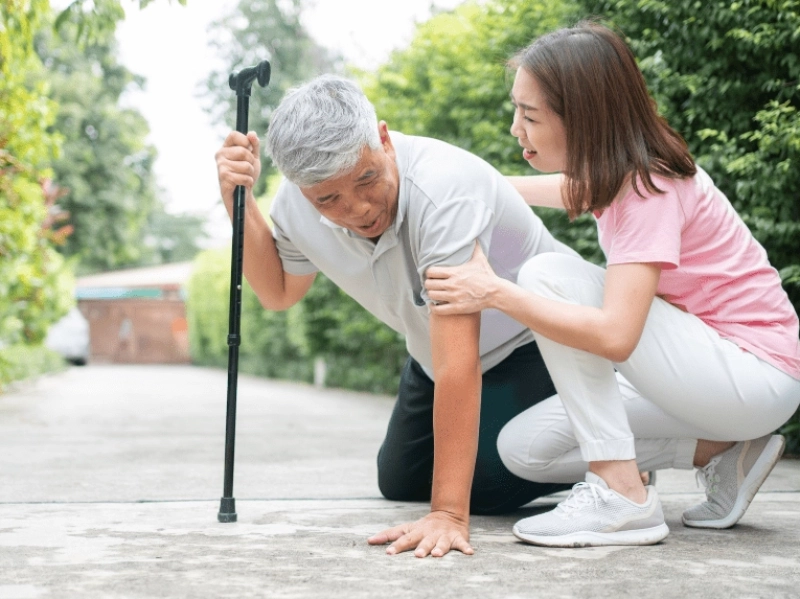 Người cao tuổi thường dễ mất thăng bằng, té ngã do dấu hiệu lão hóa, tuổi tác.