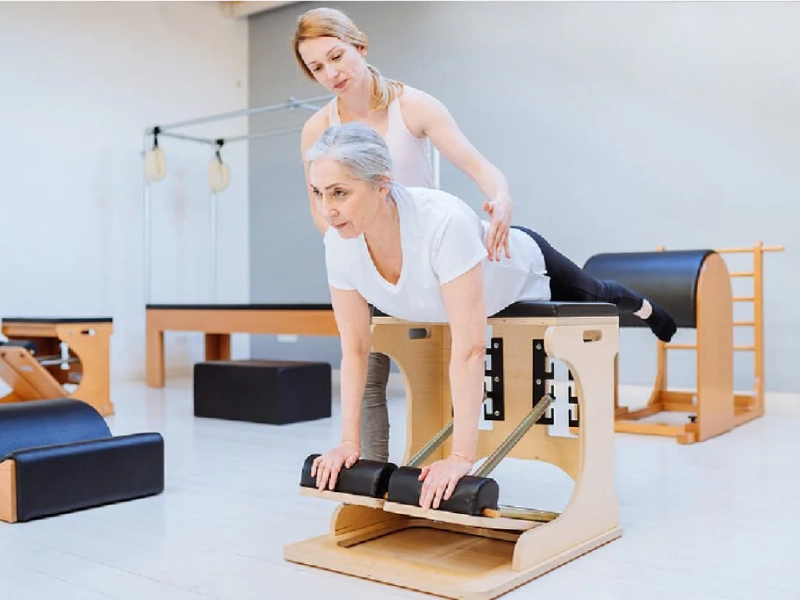 Pilates là một phương pháp tập luyện tuyệt vời giảm tình trạng mất cân bằng ở người già.