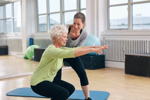 9 bài tập Pilates giữ thăng bằng cho người cao tuổi giúp phòng tránh té ngã