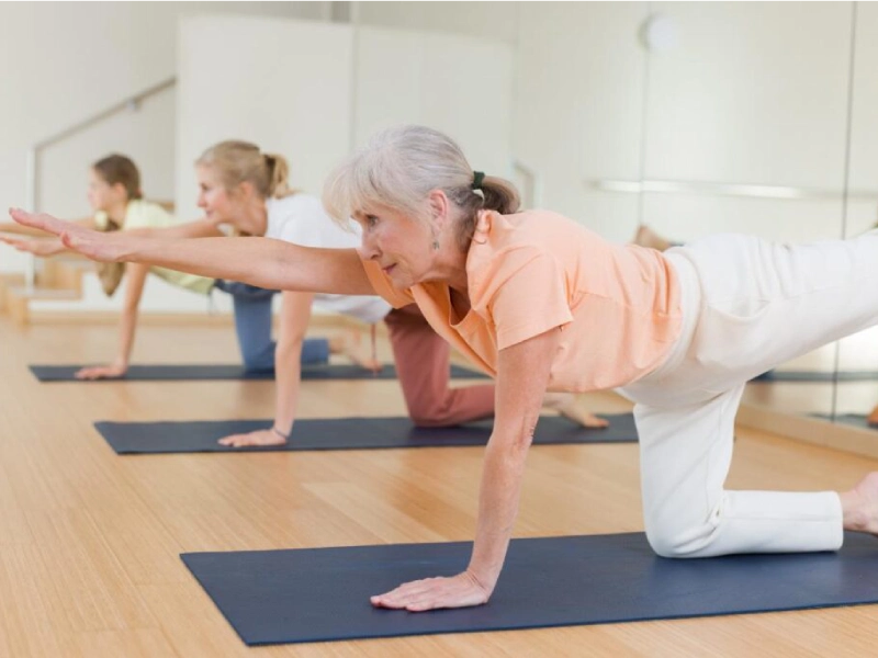 Pilates trên thảm rất phù hợp với người lớn tuổi.