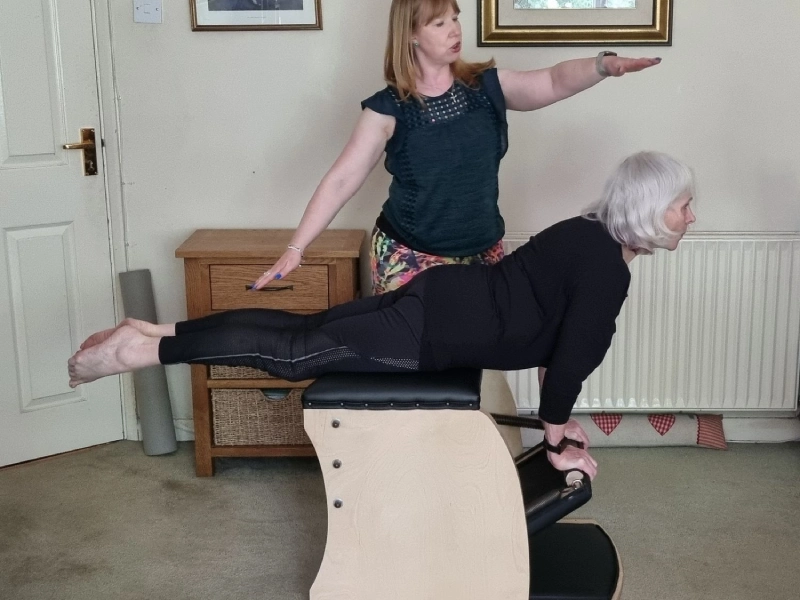Các bài tập Pilates trên ghế có lợi cho người cao tuổi bị hạn chế vận động hay gặp vấn đề về thăng bằng.