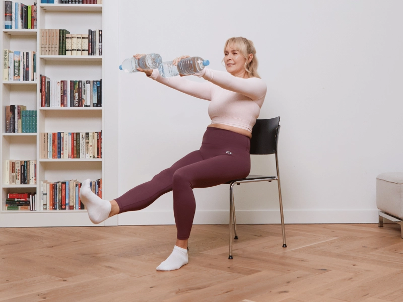 Bài tập Pilates trên ghế rất phù hợp cho người lớn tuổi.