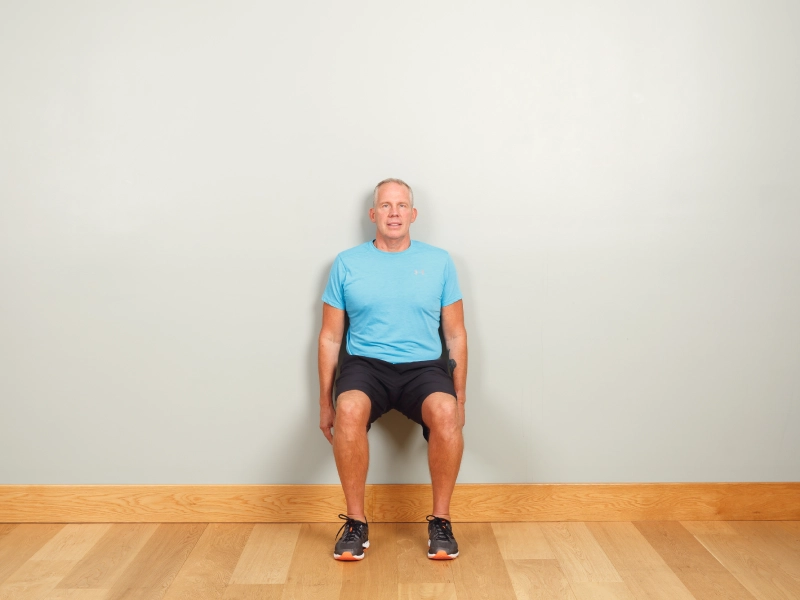 Bài tập Pilates tường cho người cao tuổi - Bài tập Wall Squats