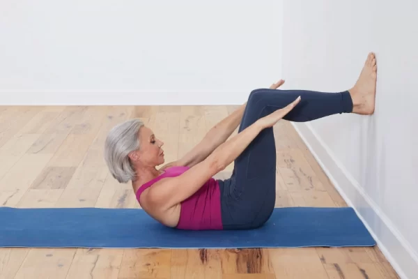 Pilates tường cho người cao tuổi: 10 bài tập giúp cơ thể dẻo dai và vững vàng