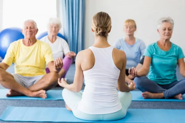 Pilates và Yoga: Bộ môn nào tốt hơn cho người cao tuổi?