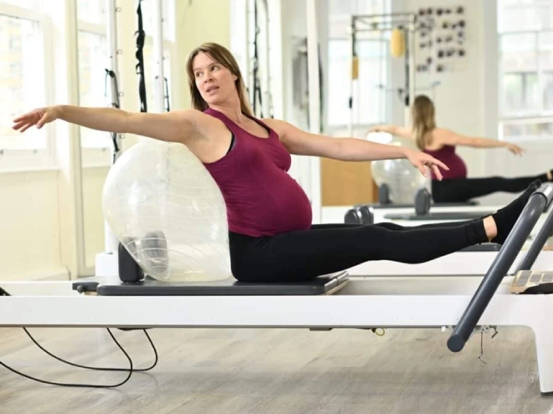 Pilates mang đến rất nhiều lợi ích cho phụ nữ ở ba tháng cuối thai kỳ nếu được tập đúng cách.