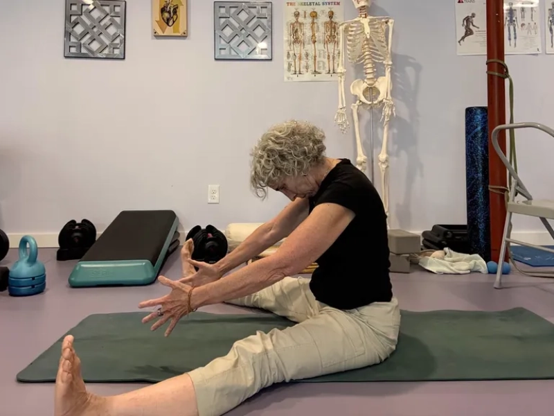 Bài tập Pilates cho người trên 60 tuổi - Spine Stretch Forward