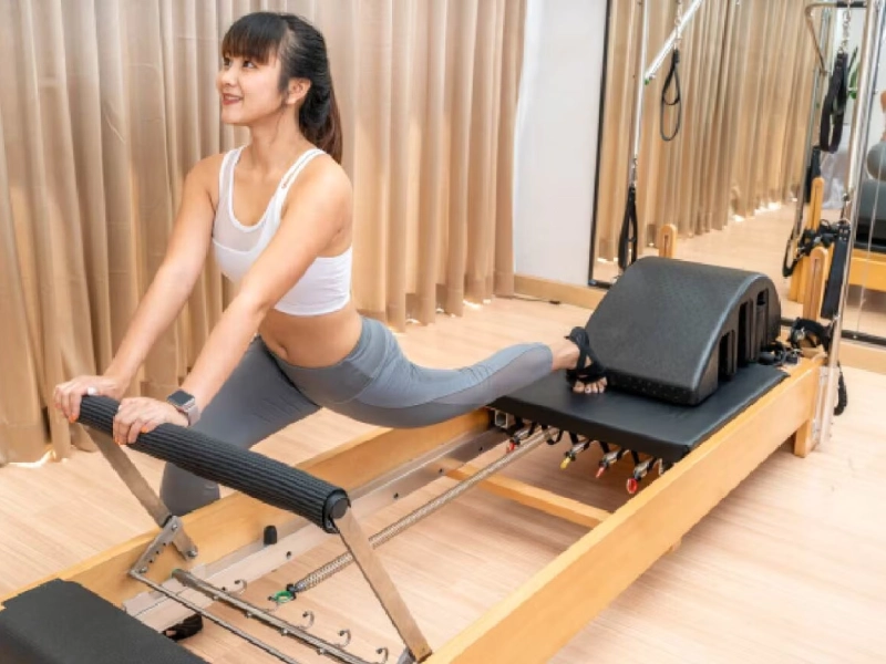 Bài tập Ép chân trên máy Reformer