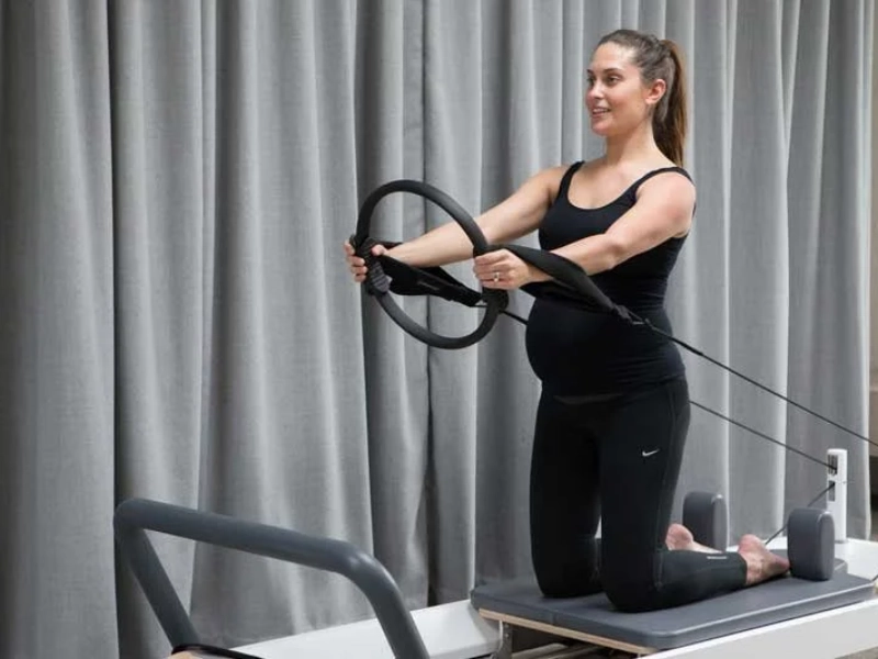 Khi tập Pilates trong thai kỳ, mẹ bầu cần tránh một số lỗi phổ biến để đảm bảo an toàn.