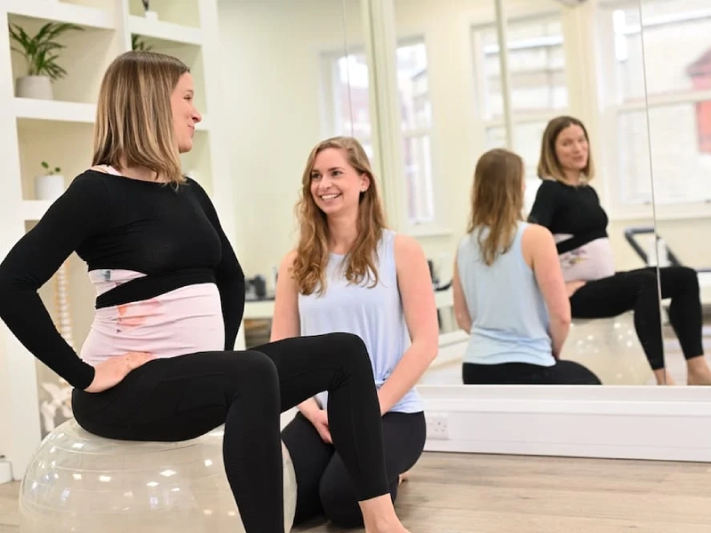 Mẹ bầu nên tham khảo ý kiến của bác sĩ, chuyên gia trước khi tập Pilates.
