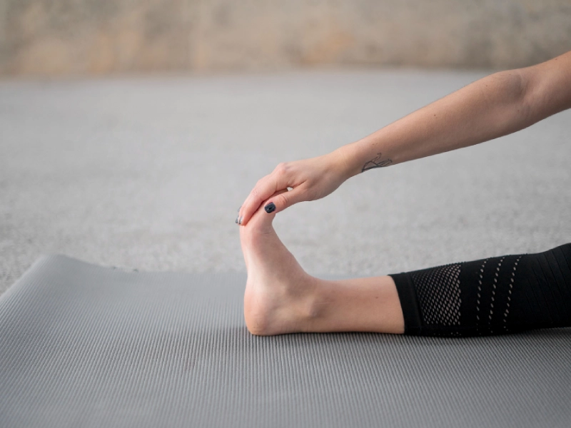 Có nên đi chân trần tập Pilates không? Hầu hết các lớp Pilates đều khuyến khích việc tập luyện bằng chân trần.