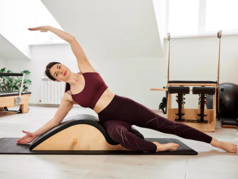 Đi chân trần khi tập Pilates có lợi trong việc thực hiện các động tác giãn cơ, xoay bàn chân...