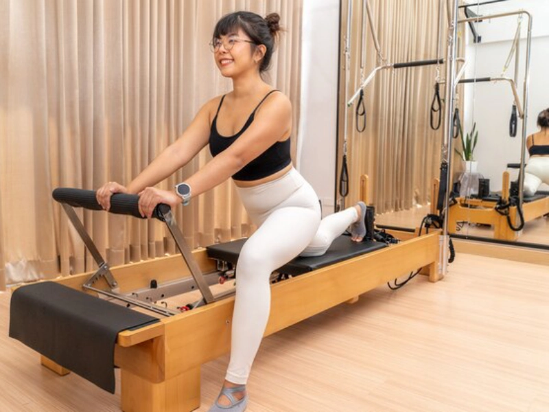 Pilates không yêu cầu mang giày thể thao đế cứng khi luyện tập, thay vào đó là có thể mang giày tập Yoga hoặc giày ballet.