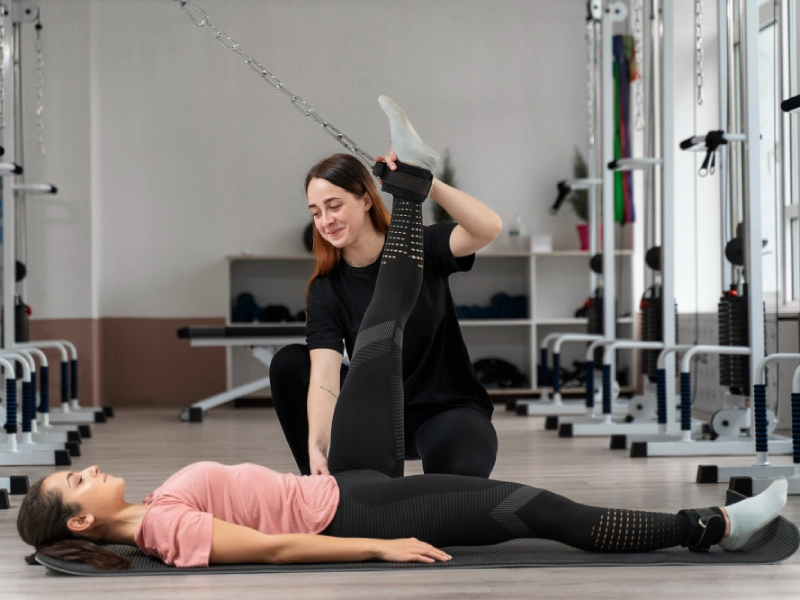 Một trong những cách phòng ngừa chấn thương hiệu quả khi tập Pilates là tập dưới sự giám sát của huấn luyện viên chuyên nghiệp.