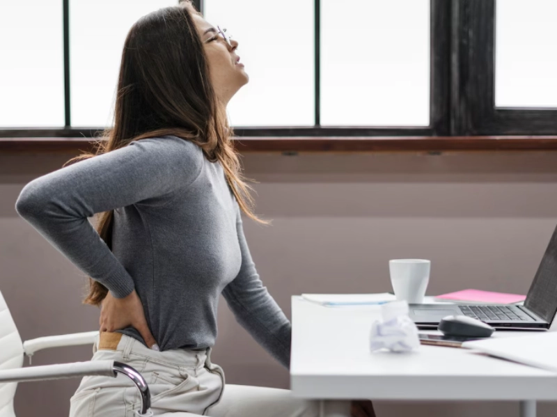 Thoát vị đĩa đệm gây ra các triệu chứng như đau lưng, yếu cơ... khiến người mắc gặp khó khăn trong vận động.