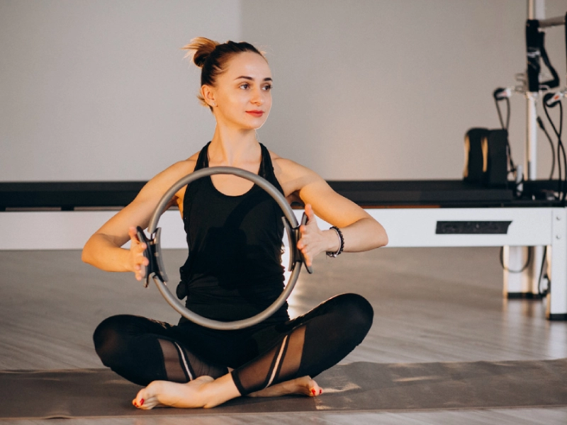 Kết hợp các dụng cụ Pilates để thử thách cơ thể và tăng hiệu quả luyện tập.