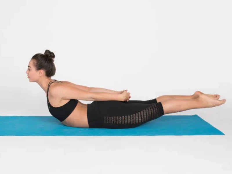 Raise your back, straighten your arms and legs.