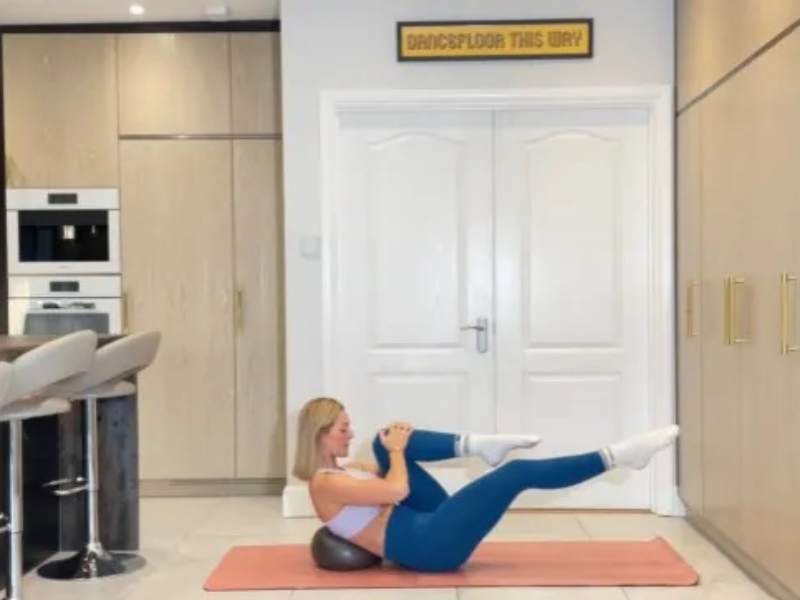 Single Leg Stretch exercise