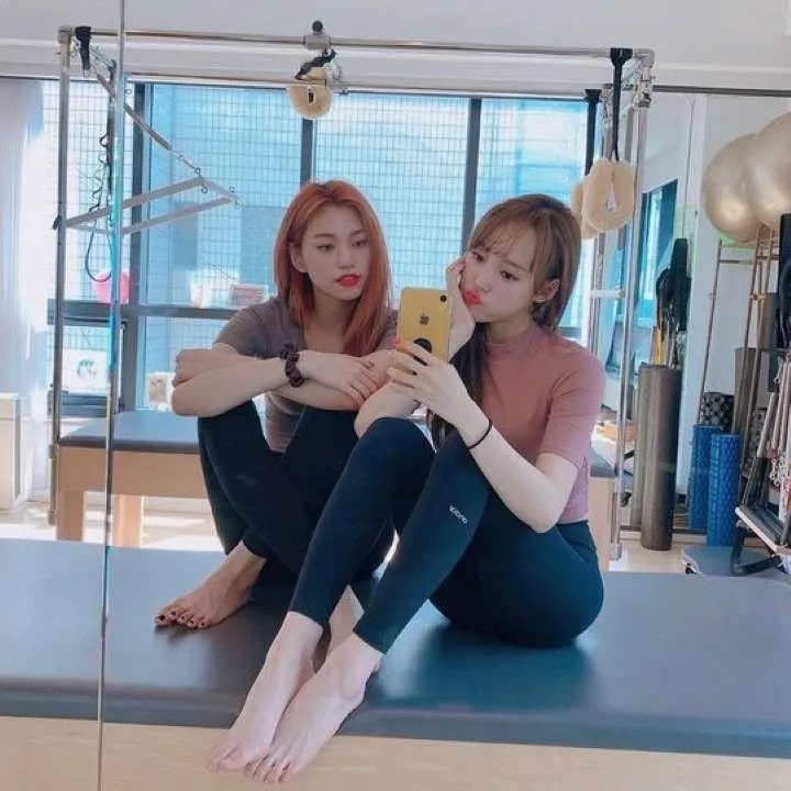 Weki Meki’s Doyeon and Sei.