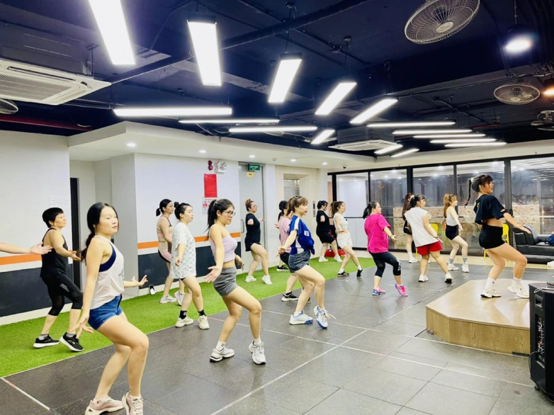 A workout session at QT Fitness & Yoga Yen Vien.