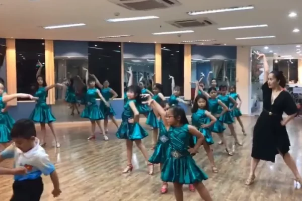 Khanh Thy Dance Club.