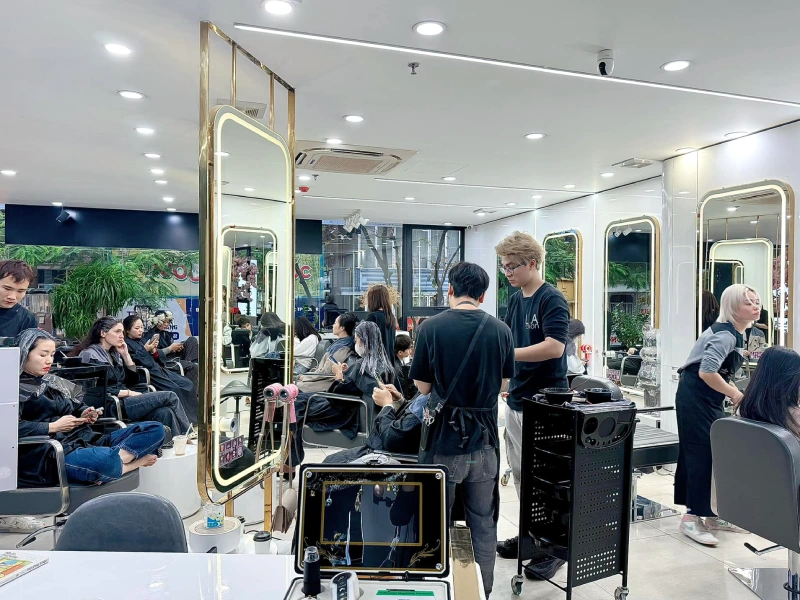 L.A Hair Salon is a popular hair salon in Hanoi loved by many customers.