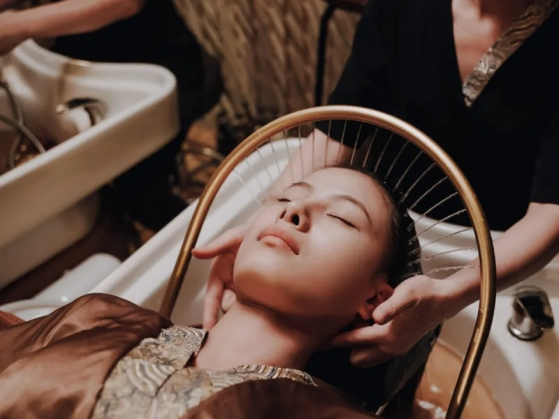 Herbal hair washing at Phaya Thai Spa.