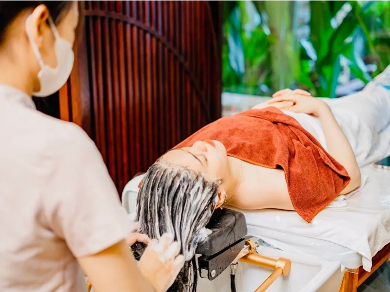 Herbal hair washing at Ha Spa.