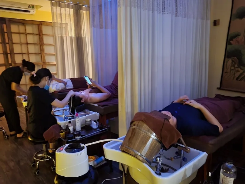 Herbal hair washing at AMOR Thao Moc.