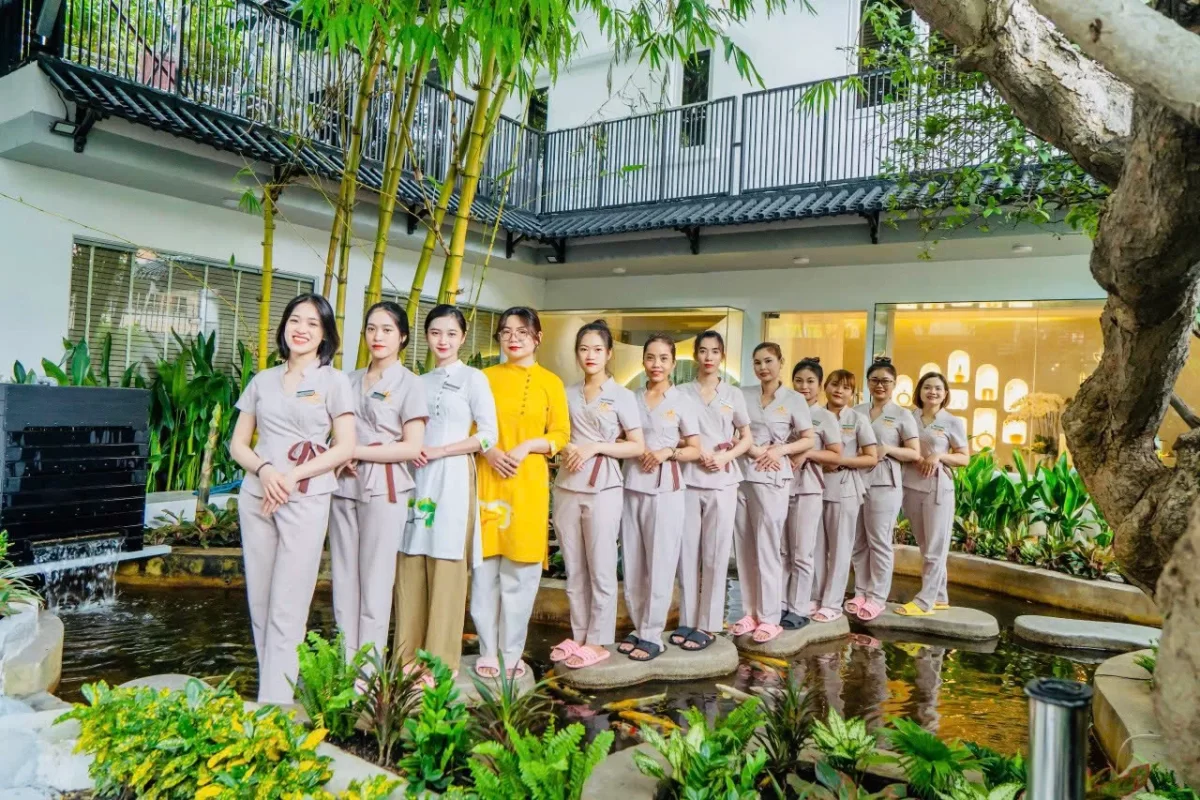 Hạ Spa, with its refreshing green space and well trained technicians, will bring you enjoyable and relaxing experiences.