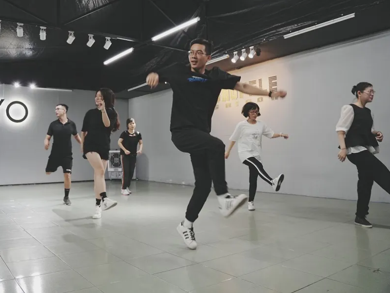 Learn dance at Vu Doi Shuffle Sai Gon.