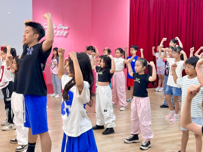 Le Cirque Dance Studio – a modern dance training center.