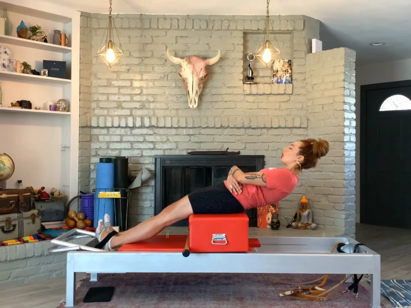 Detailed steps for performing the Pilates Round Back exercise on the Reformer.