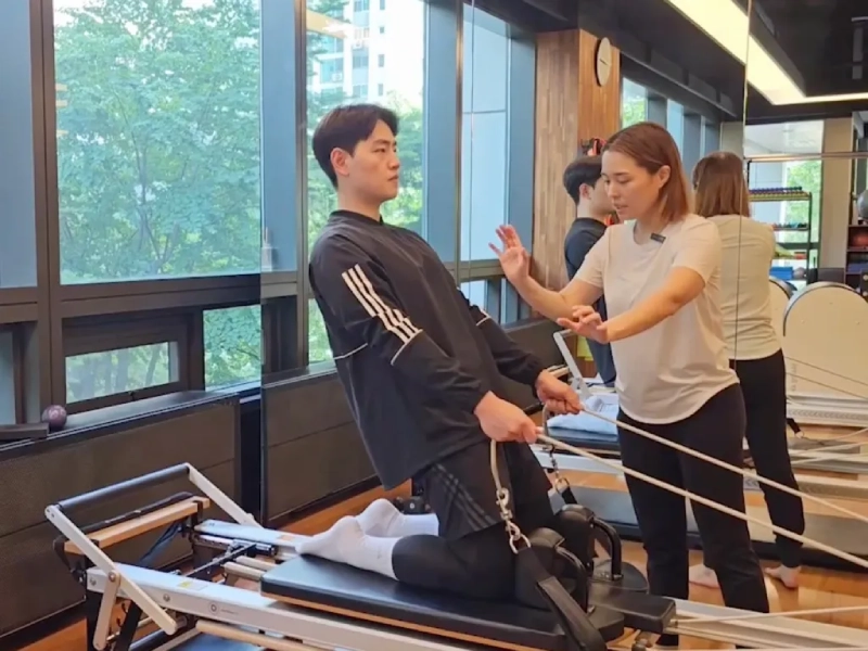 Common mistakes and how to fix them when performing the Thigh Stretch on the Reformer exercise.